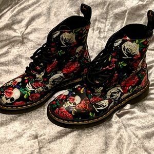 Skull and roses Doc Marten boots!